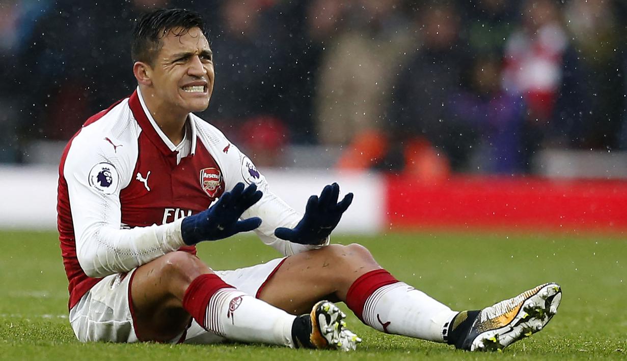 Alexis Sanchez. Striker Cile yang memperkuat Arsenal selama 3,5 musim mulai 2014/2015 ini dilepas secara gratis ke Manchester United sebagai bagian barter dengan Henrikh Mkhitaryan pada tengah musim 2017/2018. Hal ini terjadi lantaran buntunya negosiasi kontrak baru. (AFP/Ian Kington)