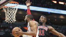 Aksi pemain Chicago Bulls, David Nwaba (kanan) berusaha menghalangi pergerakan pemain Miami Heat, Wayne Ellington (2) pada laga NBA basketball game, di American Airlines Arena, Miami, (29/3/2018). Heat menang 103-92. (AP/Joel Auerbach)