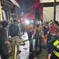 Satu kantong jenazah korban meninggal Kebakaran Depo Pertamina Plumpang, Jakarta Utara, dibawa ke Pos Koramil. (Liputan6.com/Nanda Perdana Putra)