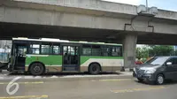 Pengemudi bersantai didalam bus PPD 43 jurusan tanjung priok cililitan yang sedang mogok di Jakarta, senin, (15/2). Dari data Dishubtrans, beberapa trayek bus besar yang dihapus adalah PPD 41A (Kampung Rambutan-Dr Sutomo). (Liputan6.com/Gempur M Surya)