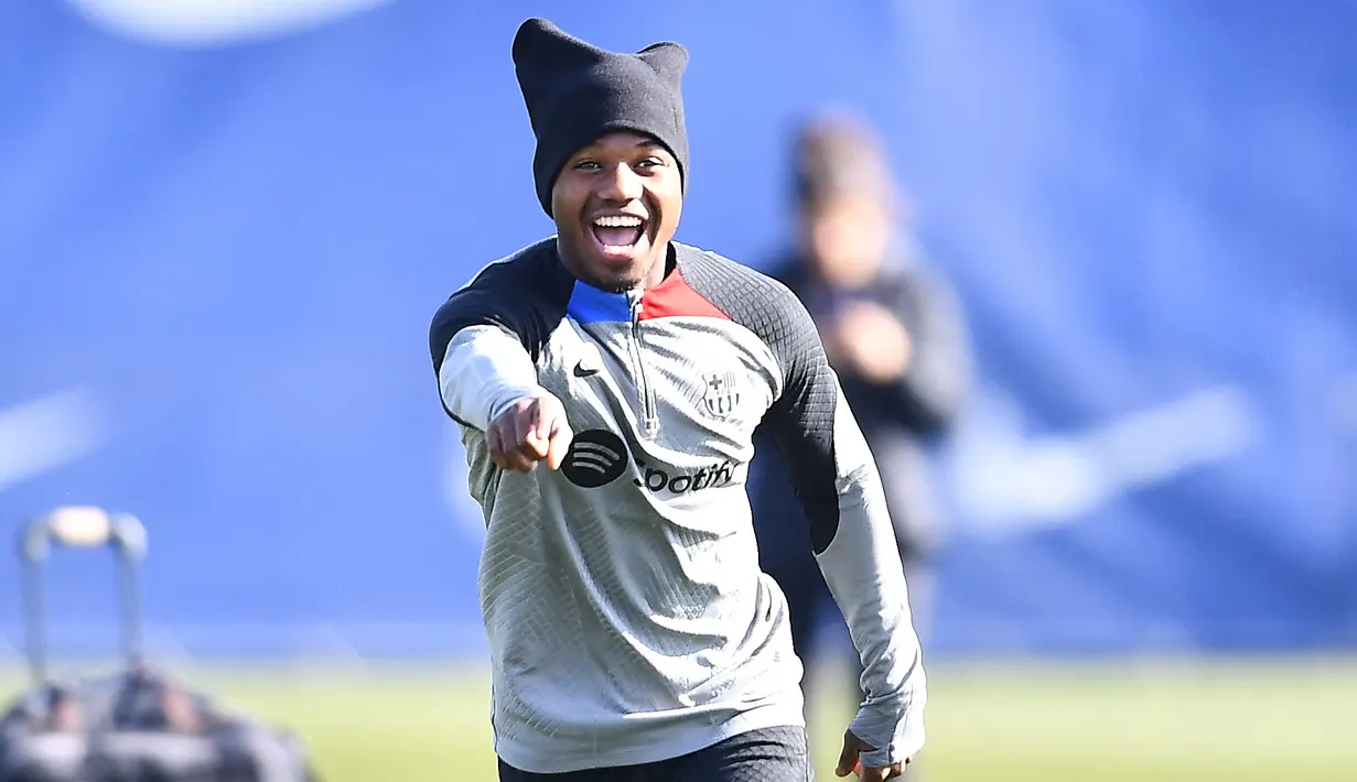 <p>Penyerang Barcelona, Ansu Fati saat mengikuti sesi latihan tim jelang menghadapi Manchester United di tempat latihan Joan Gamper di Sant Joan Despi, dekat Barcelona, pada 15 Februari 2023. Barcelona hanya finis di posisi ketiga fase grup Liga Champions 2022-2023. (AFP/Pau Barrena)</p>
