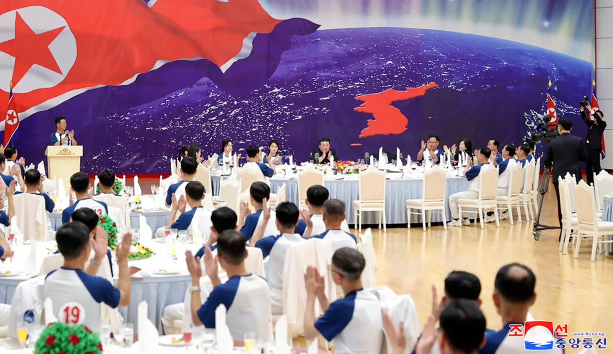 Pyongyang - Korea Utara mengklaim telah berhasil meluncurkan satelit mata-mata ke luar angkasa. Ini merupakan satelit mata-mata pertama Korea Utara. (Korean Central News Agency/Korea News Service via AP)