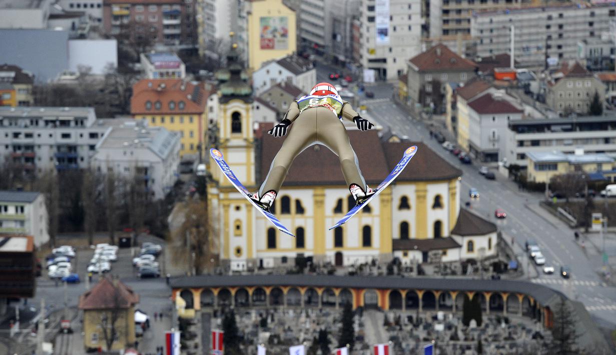 Atlet Jerman, Richard Freitag, saat beraksi dalam sesi latihan kompetisi Four Hills (Vierschanzentournee) Piala Dunia Ski Jumping 2016 di Innsbruck, Austria, (2/1/2016). (AFP/Samuel Kubani)
