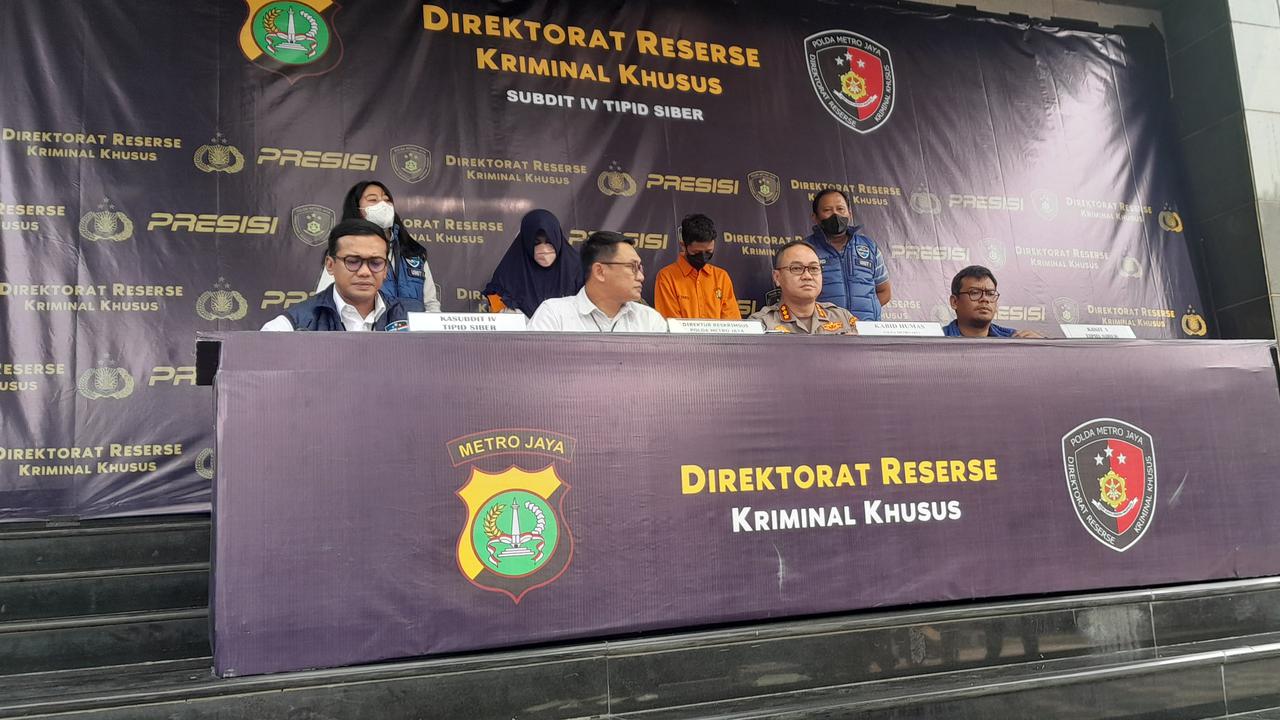 Pelaku penipuan tiket konser Coldplay, ABF (22) dan W (24) diringkus polisi. (Ady Anugrahadi/Liputan6.com)