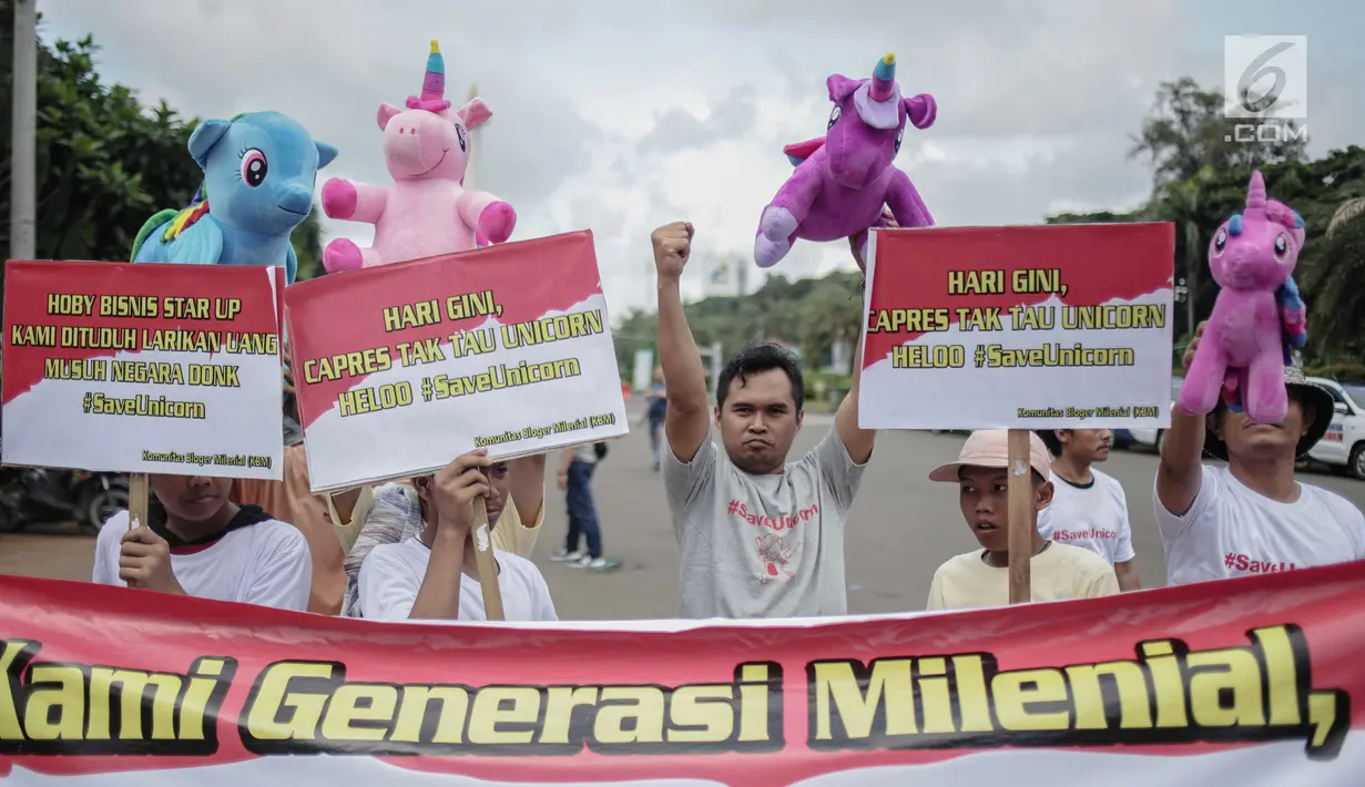 Puluhan massa yang tergabung dalam Komunitas Blogger Milenial (KBM) menggelar aksi #SaveUnicorn di Jakarta, Selasa (19/2). Massa mengaku kecewa terhadap pernyataan salah satu capres terkait unicorn saat debat kedua. (Liputan6.com/Faizal Fanani)