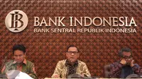 Gubernur BI Agus D.W. Martowardojo (tengah), Deputi Gubernur BI Senior Mirza Adityaswara (kiri) dan Deputi Gubernur BI Ronald Waas menggelar konferensi pers Triwulan III Bank Indonesia (BI) di Gedung BI, Jakarta,  (17/11/2015). (Liputan6.com/Angga Yunia)