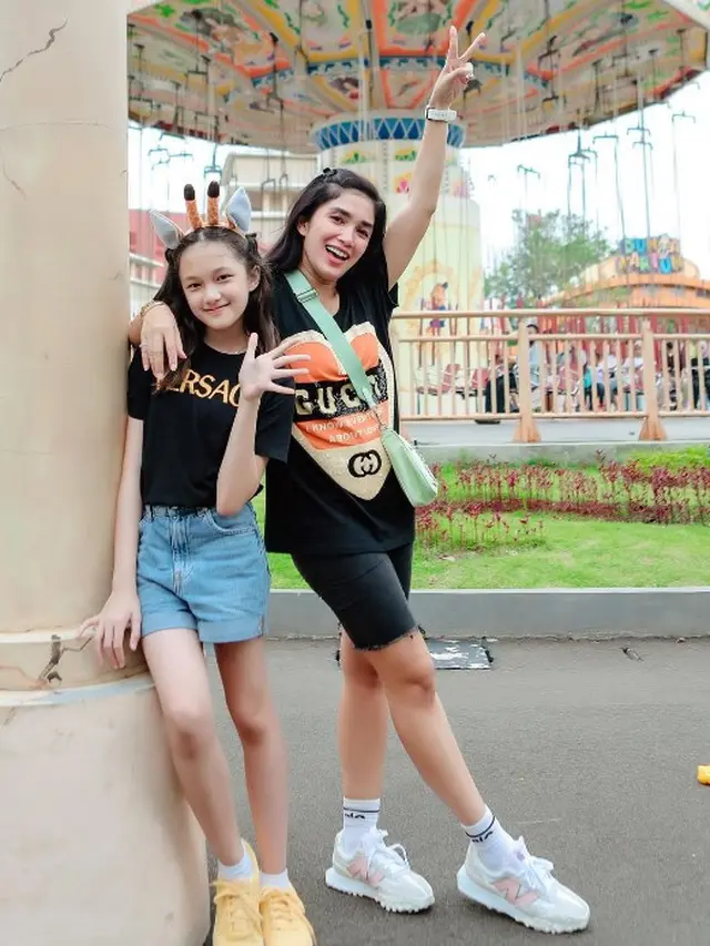 OOTD Ussy Sulistiawaty saat liburan (Instagram/ussypratama)