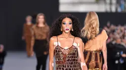 Winnie Harlow melenggang di catwalk Paris Fashion Week ketika menjadi model untuk koleksi Spring/Summer 2018 L'Oreal, Minggu (1/10). Wanita bernama lengkap Chantelle Brown-Young alias Winnie Harlow ini adalah keturunan Jamaika. (CHRISTOPHE SIMON/AFP)