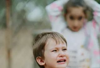 Orangtua sering kali lupa memperhatikan keadaan mood si kecil saat berpergian hingga mereka menjadi mudah tantrum. (Foto/dok: Pexels/Mehmet Altıntaş)