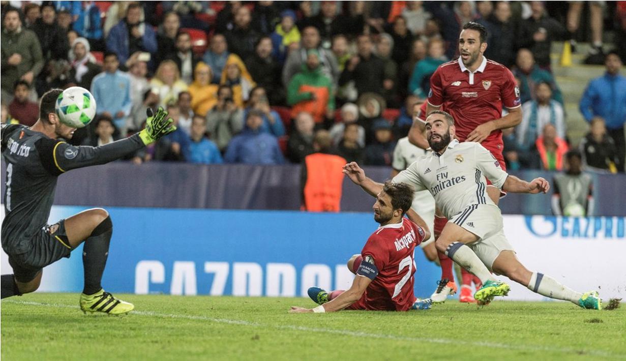 Pemain Real Madrid, Daniel Carvajal, saat mencetak gol penentu kemenangan atas Sevilla pada laga Piala Super Eropa 2016 di Stadion Lerkendal, Rabu (10/8/2016) dini hari WIB. (AFP/Jonathan Nackstrand)