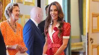 Pesan Menyentuh Kate Middleton di Gaun Polkadot Merah Putih Saat Dampingi Raja Charles