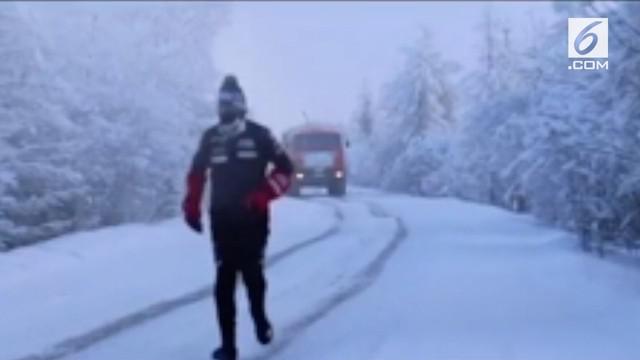 Seorang polisi Italia ciptakan rekor dengan berlari maraton pada suhu minus 56 celcius.