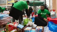 Para relawan tengah mengumpulkan makanan yang disumbangkan umat muslim (Muslim Aid)