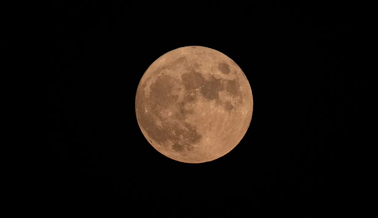 Foto yang diabadikan pada 3 Agustus 2020 ini menunjukkan penampakan bulan purnama di Chengdu, Provinsi Sichuan, China barat daya. Bulan purnama itu muncul pada Senin (3/8), yang merupakan hari ke-14 di bulan keenam dalam kalender lunar China. (Xinhua/Jiang Hongjing)