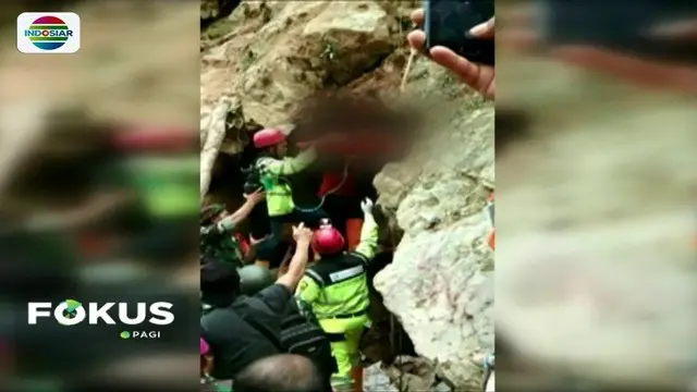 Terjepit batu besar selama dua hari akibat longsor di tambang, kaki pria ini terpaksa diamputasi di lokasi longsor. Namun sayang, nyawanya tak terselamatkan.