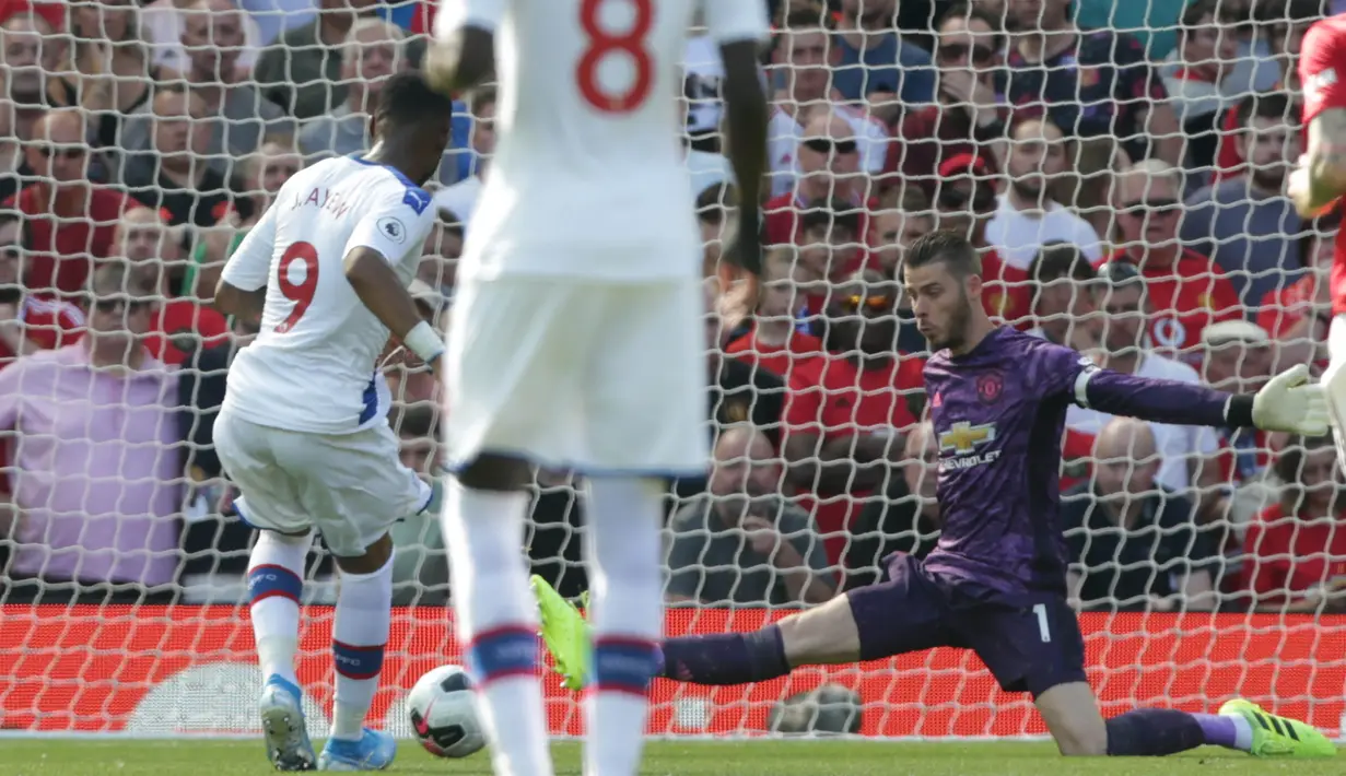 Proses terjadinya gol yang dicetak striker Crystal Palace, Jordan Ayew, ke gawang Manchester United pada laga Premier League di Stadion Old Trafford, Manchester, Sabtu (24/8). MU kalah 1-2 dari Palace. (AFP/Lindsey Parnaby)