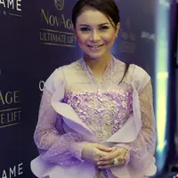 "Pakai Serum baru pelembab malam. Banyak yang bilang 'ah teteh ga tua-tua'. Umur nambah penampilan nggak boleh tua, cewek ingin fresh terus," jelasnya. (Nurwahyunan/Bintang.com)