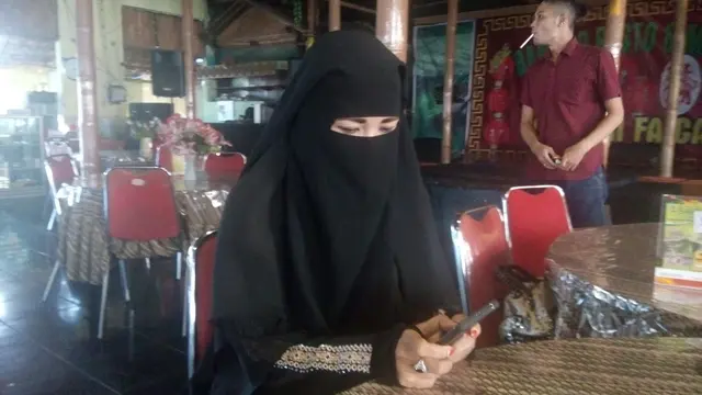 Aksi Apik Perempuan Bercadar Asal Bantul Tunggangi Motor Sport