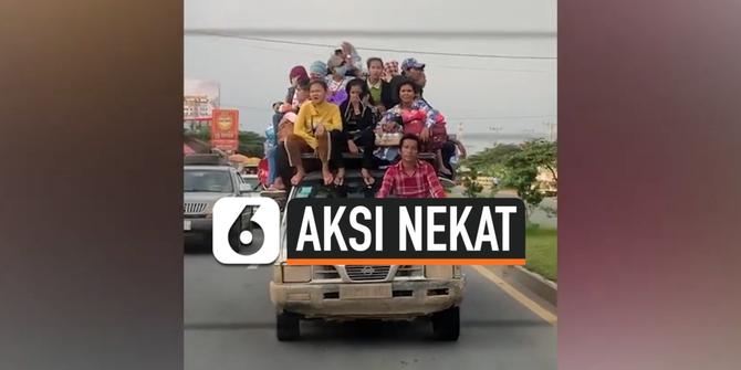 VIDEO: Aksi Nekat Keluarga Besar Naik ke Atap Mobil Saat Bepergian
