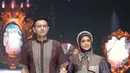Rifky Balweel juga mengenakan koleksi Zaskia Sungkar bersama istrinya. Rifky tampil dengan baju koko maroon dan istrinya dengan dress panjang lengan balon serta kerudung ungunya. [@zaskiasungkar15]