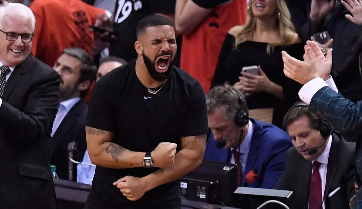 Penyanyi Rapper Drake bersorak saat menyaksikan pertandingan kelima Final NBA 2019 antara Golden State Warriors melawan Toronto Raptors di Scotiabank Arena, Toronto, Ontario (11/6/2019). Warriors mengalahkan Toronto Raptors dengan 106-105. (Frank Gunn/The Canadian Press via AP)