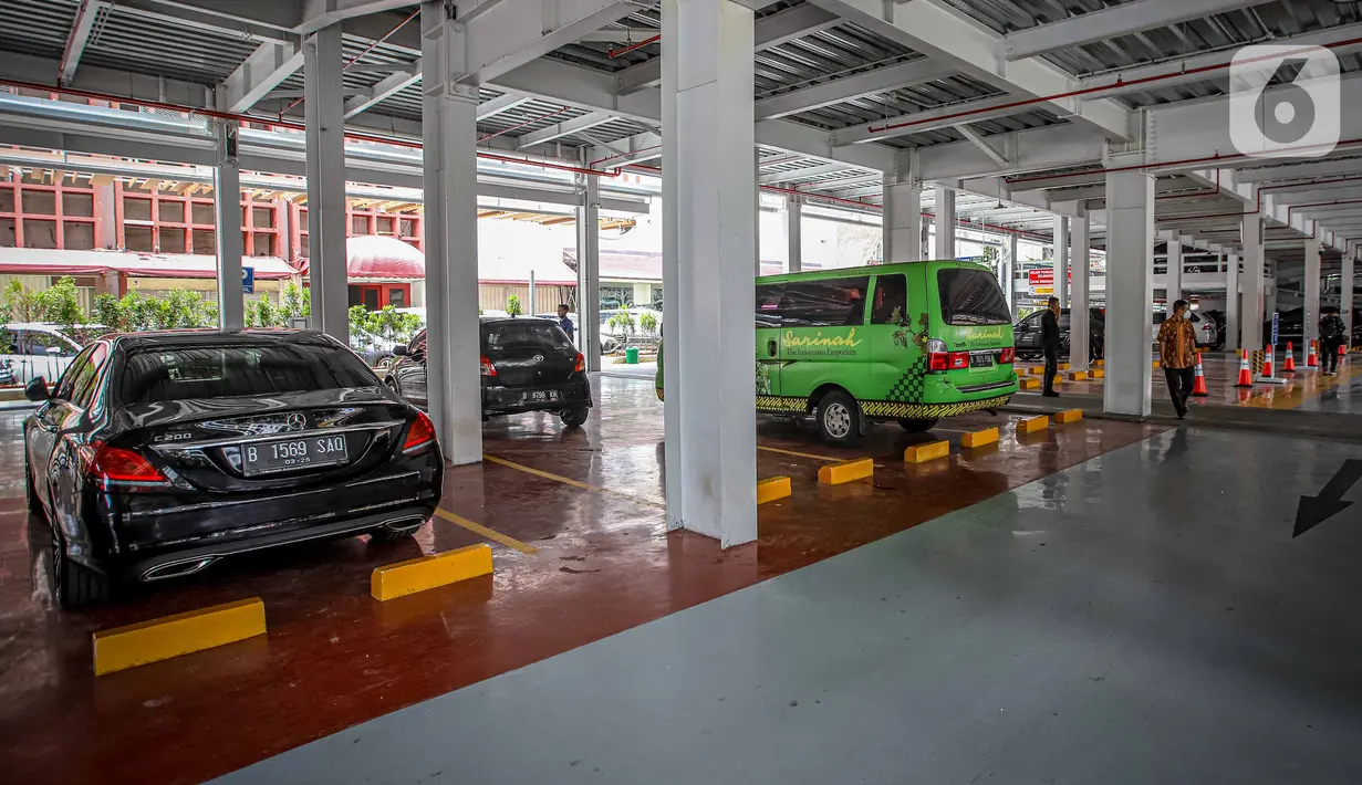 Pengunjung beraktivitas saat pembukaan kembali pusat perbelanjaan Sarinah, Jakarta, Senin (21/3/2022). Usai direnovasi besar-besaran sejak tahun 2020, Sarinah kembali beroperasi yang diharapkan menjadi tempat anak muda dan komunitas untuk berkumpul bersama. (Liputan6.com/Faizal Fanani)