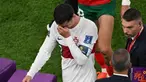 Timnas Maroko terus melanjutkan kejutannya di Piala Dunia 2022. Dalam babak perempatfinal, Sabtu (10/12/2022) malam WIB, Tim Singa Atlas mampu menyingkirkan Portugal lewat kemenangan tipis 1-0 untuk terus melaju dan menjadi negara Afrika pertama sepanjang sejarah yang mampu menembus babak semifinal Piala Dunia. Sementara itu, kekalahan Portugal membuat duka mendalam bagi Cristiano Ronaldo yang nyatanya kembali tak dipercaya menjadi starter dalam laga tersebut. (AFP/Nelson Almeida)