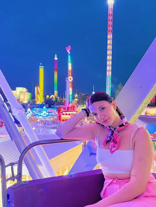 Bagi yang masih ragu, namun ingin menambah sentuhan pink, bisa mencoba tampilan scarf sebagai aksesori di leher (IG @cassandraslee)