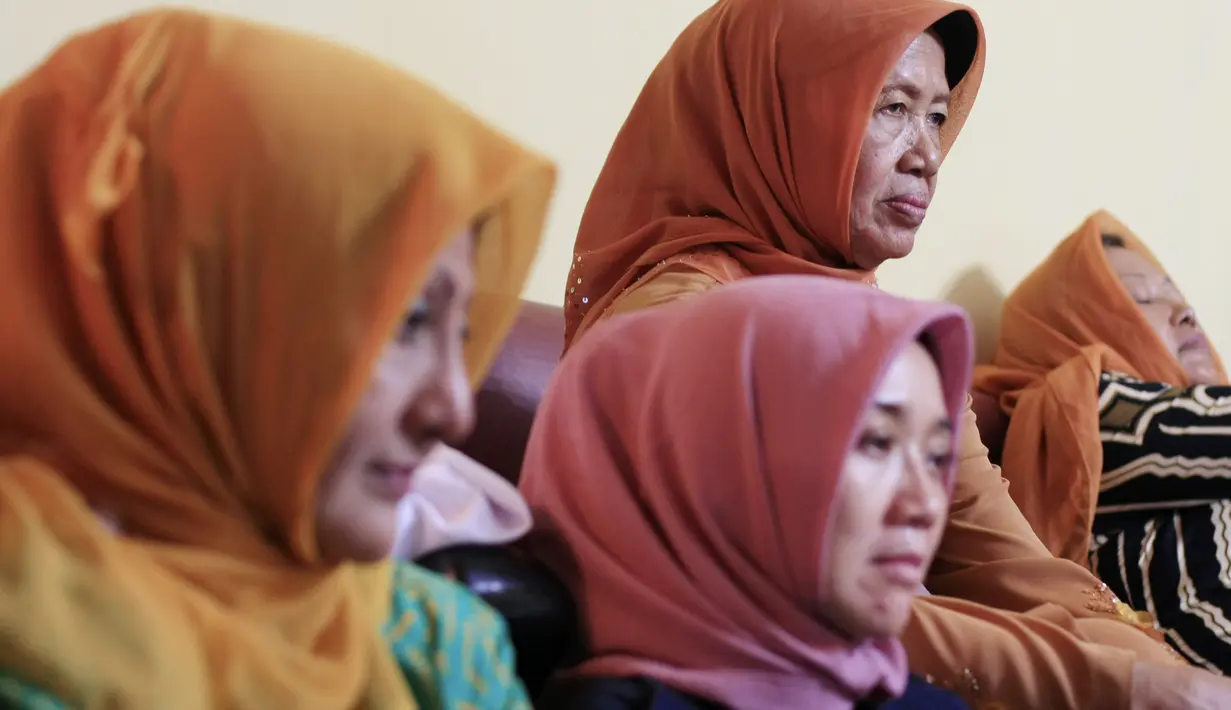 Di kediamannya, Solo, ibunda Joko Widodo, Sudjiatmi Notomihardjo (kanan) tampak tegang mengikuti hasil rekapitulasi Pilpres 2014 melalui televisi , Selasa (22/7/14). (ANTARA FOTO/Hafidz Novalsyah)