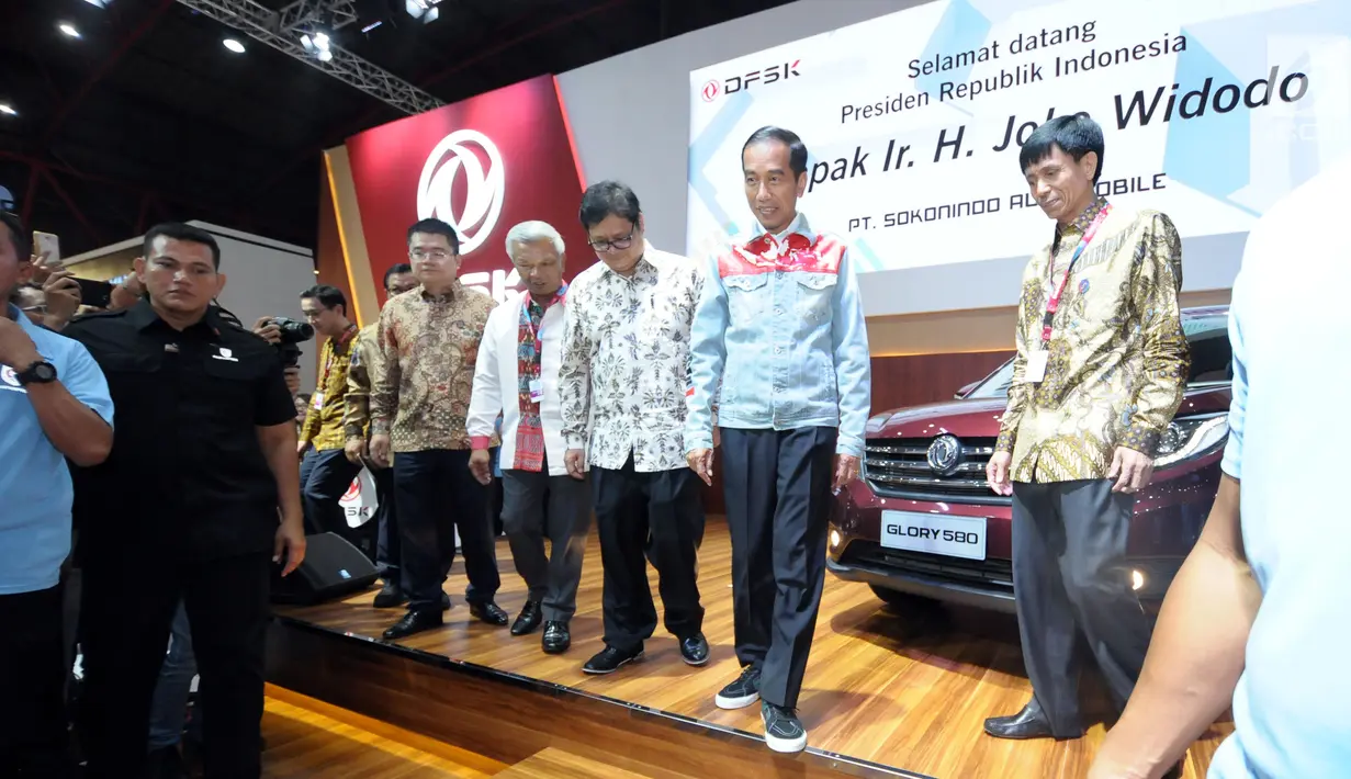 Presiden RI, Joko Widodo bersama Menteri Perindustrian Airlangga Hartarto meninjau salah stand mobil yang dipamerkan pada Indonesia International Motor Show 2018 di JIExpo, Jakarta, Kamis (19/4). (Liputan6.com/Helmi Fithriansyah)