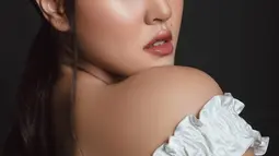 Tampl feminim dengan busana kasualnya sehari-hari, gaya Rebecca Tamara dalam pemotretan selalu menuai pujian. Wanita yang kerap bagikan potretnya dalam berbagai aktivitasnya sehari-hari ini banyak unggah momen staycationnya di Bali. Baik saat sendiri maupun bersama sahabat selebritinya yang merupakan lawan mainnya di sinetron. (Liputan6.com/IG/@rebeccatamara)