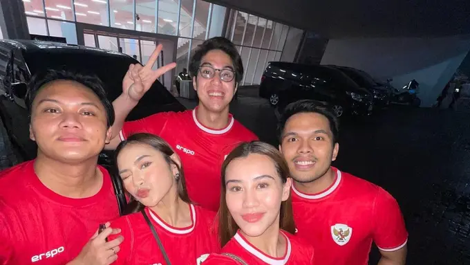 Potret El Rumi nobar timnas bareng pasangan Aaliyah-Thariq dan Mahalini-Rizky (Sumber: Instagram/@elelrumi)