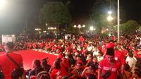 Ribuan warga Surabaya memadati&nbsp;Balai Kota Surabaya dalam acara nonton bareng (nobar) Timnas Indonesia U-23 vs Uzbekistan pada Piala Asia U-23 2024 yang diselenggarakan oleh Pemkot Surabaya bersama klub Persebaya Surabaya, Senin (29/4/2024) malam WIB. (Bola.com/Aditya Wany)