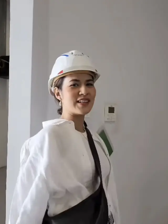 Gaya Raisa Kenakan Helm Proyek, credit: @raisa6690.