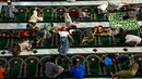 Warga beristirahat di dalam masjid saat melakukan iktikaf, Bandung (6/6). Umat muslim melakukan iktikaf atau berdiam dan beribadah di masjid juga untuk meraih malam Lailatul Qadar. (AFP/Timur Matahari)