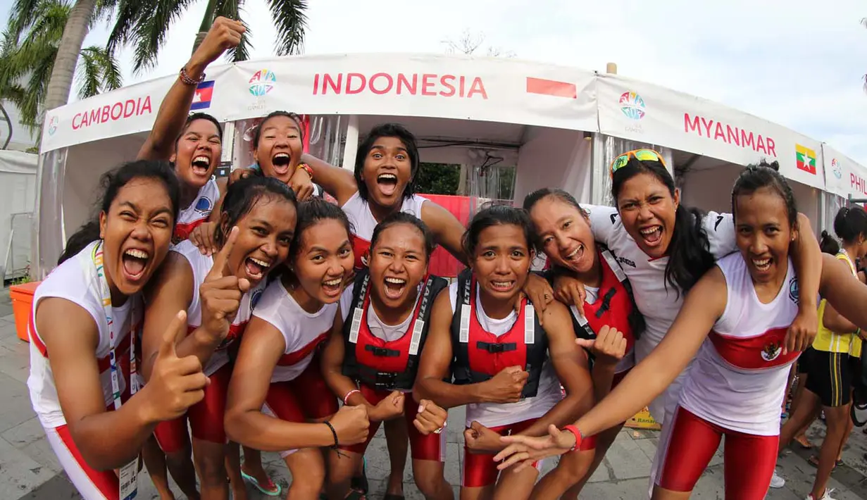 Tim putri Indonesia meraih medali emas saat berlomba di nomor 12 Kru 200m Perahu Naga SEA Games 2015 di Marina Bay, Singapura. Sabtu (6/6). (Bola.com/Arief Bagus)