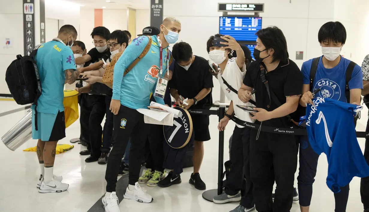 Sejumlah delegasi negara peserta Olimpiade 2020 telah tiba di Tokyo, Jepang. Termasuk Tim sepak bola Brasil. (Foto:AFP/Charly Triballeau)