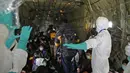 Sejumlah WNI yang dievakuasi dari Wuhan, China berada di dalam pesawat Hercules sebelum menuju Natuna, Kepulauan Riau di bandara internasional Hang Nadim, Batam, Minggu (2/2/2020).  (Photo by Handout/Indonesian Embassy/AFP)