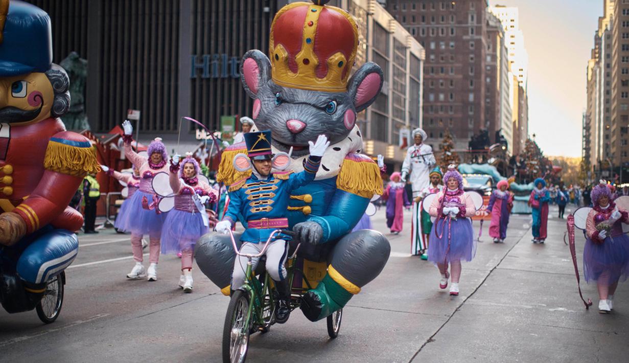 Kontes ini terkenal dengan kendaraan hias, orang yang bersuka ria berkostum, band, dan balon besar berisi kartun populer. (AP Photo/Andres Kudacki)
