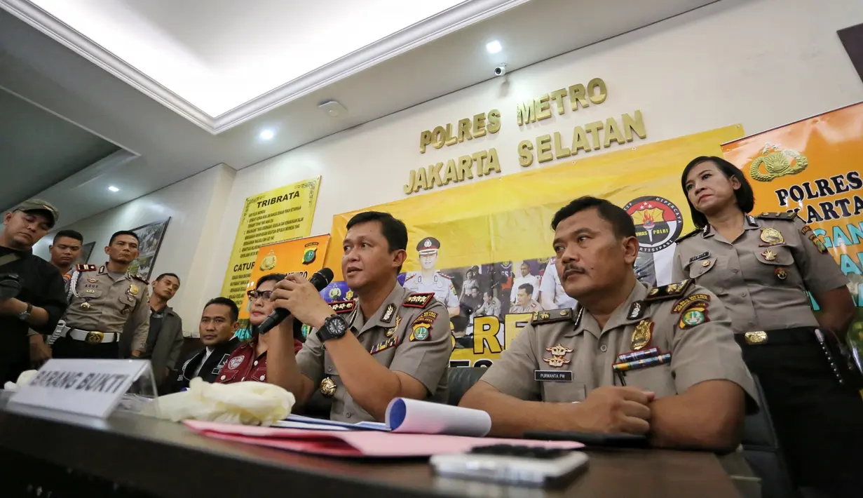 Menurut Iwan, Ello menggunakan barang haram tersebut sejak masih kuliah. Setelah dilakukan pengintaian selama 1,5 bulan, akhirnya Ello ditangkap di  kediamannya saat sedang istirahat. (Adrian Putra/Bintang.com)