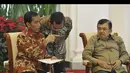 Presiden Joko Widodo (kiri) berbincang dengan Jaksa Agung M Prasetyo (tengah) disaksikan Wapres Jusuf Kalla (kanan) saat pertemuan dengan Kepala Kejaksaan Tinggi seluruh Indonesia di Istana Bogor, Jabar, Jumat (28/11). (ANTARA FOTO/Andika Wahyu)