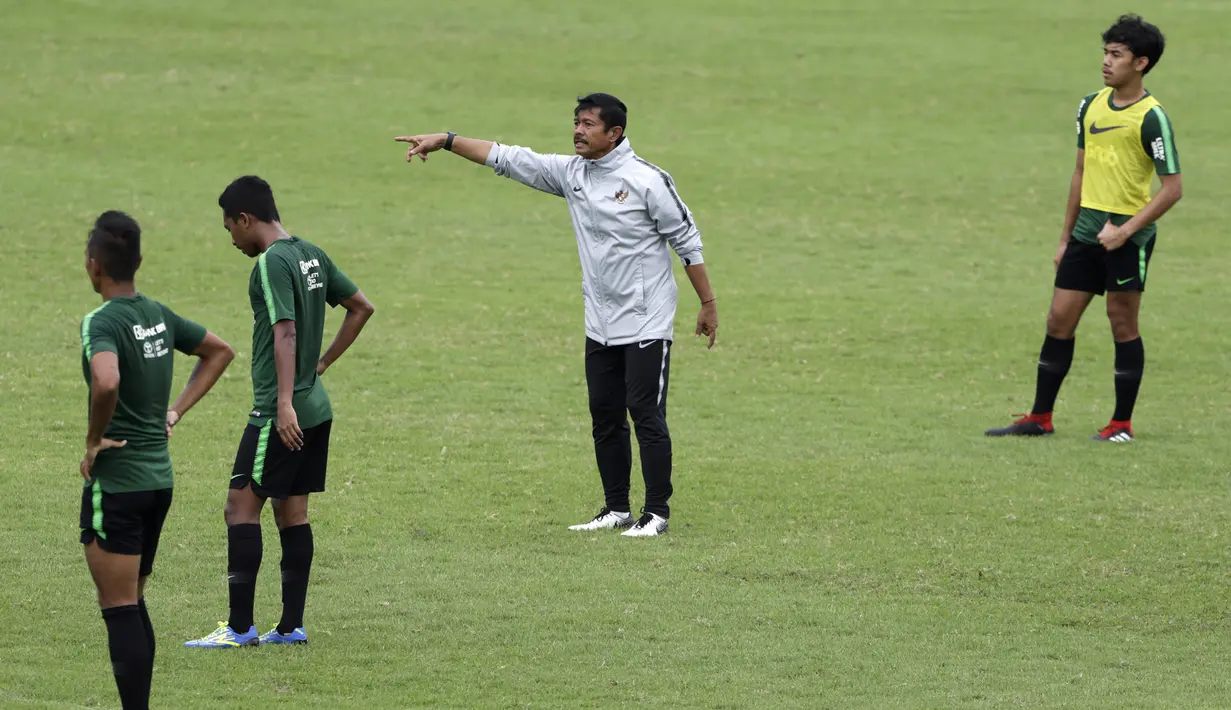 Pelatih Timnas Indonesia U-22, Indra Sjafri, memberikan instruksi saat latihan di Stadion Madya, Jakarta, Jumat (18/1). Latihan ini merupakan persiapan jelang Piala AFF U-22. (Bola.com/Yoppy Renato)