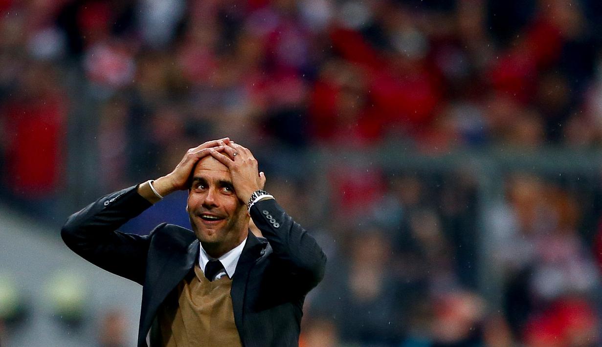Ekspresi pelatih Bayern Munchen, Pep Guardiola, setelah anak asuhnya mencetak lima gol ke gawang Wolfsburg dalam sembilan menit dalam laga Bundesliga di Munchen, Selasa (22/9/2015). (Reuters/Michaela Rehle)