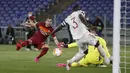 Sepanjang laga sang kiper mematahkan banyak peluang emas dari AS Roma. Jika De Gea tidak tampil sigap, Giallorossi berpotensi membalikkan keadaan di laga itu.(Foto: AP/Alessandra Tarantino)