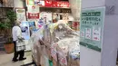 Sebuah pemberitahuan yang mengimbau para pelanggan untuk membawa tas belanja sendiri terlihat di sebuah toko di Tokyo, Jepang, pada 1 Juli 2020. Toko-toko retail di Jepang mulai mengenakan biaya untuk kantong plastik kepada pembeli sejak Rabu (1/7). (Xinhua/Du Xiaoyi)