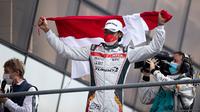 Sean Gelael di podium balapan Le Mans 24 Jam. (Istimewa)