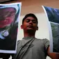 Orang tua bayi yang diculik Toni Manurung memerlihatkan foto bayi dan tersangka penculik bayinya, saat konferensi pers di Rumah Sakit Hasan Sadikin Bandung, Rabu (26/3/2014) (ANTARA FOTO/Agus Bebeng)