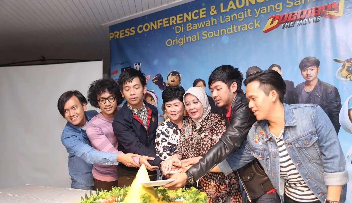 "Kita mencoba memberikan ruhnya D'Masiv di dalam lagu. Prosesnya cuma tiga hari. Kayak dikejar BoboiBoy. Kita ngobrol, workshop, besoknya take vocal, jadi semuanya cepet banget," sambung Rian. (Andy Masela/Bintang.com)