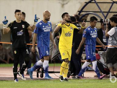 Zulham Zamrun menjadi kapten Mitra Kukar setelah Bayu Pradana absen karena cedera saat melawan Persib Bandung pada babak 8 besar Piala Presiden 2017 di Stadion Manahan, Solo, Sabtu (25/2/2017).  (Bola.com/Nicklas Hanoatubun)