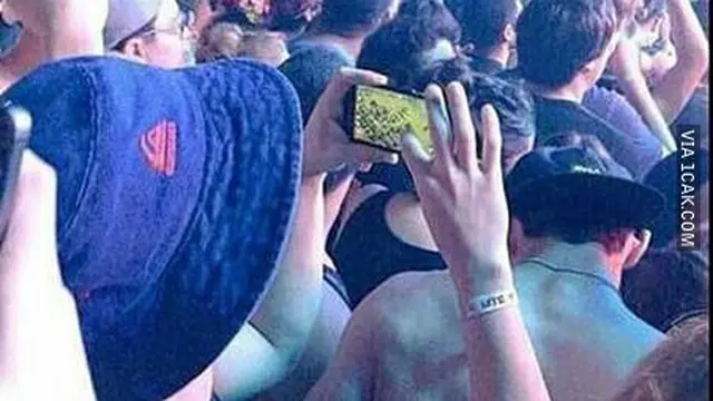 Kelakuan Nyeleneh Saat Nonton Konser ini Bikin Tepuk Jidat
